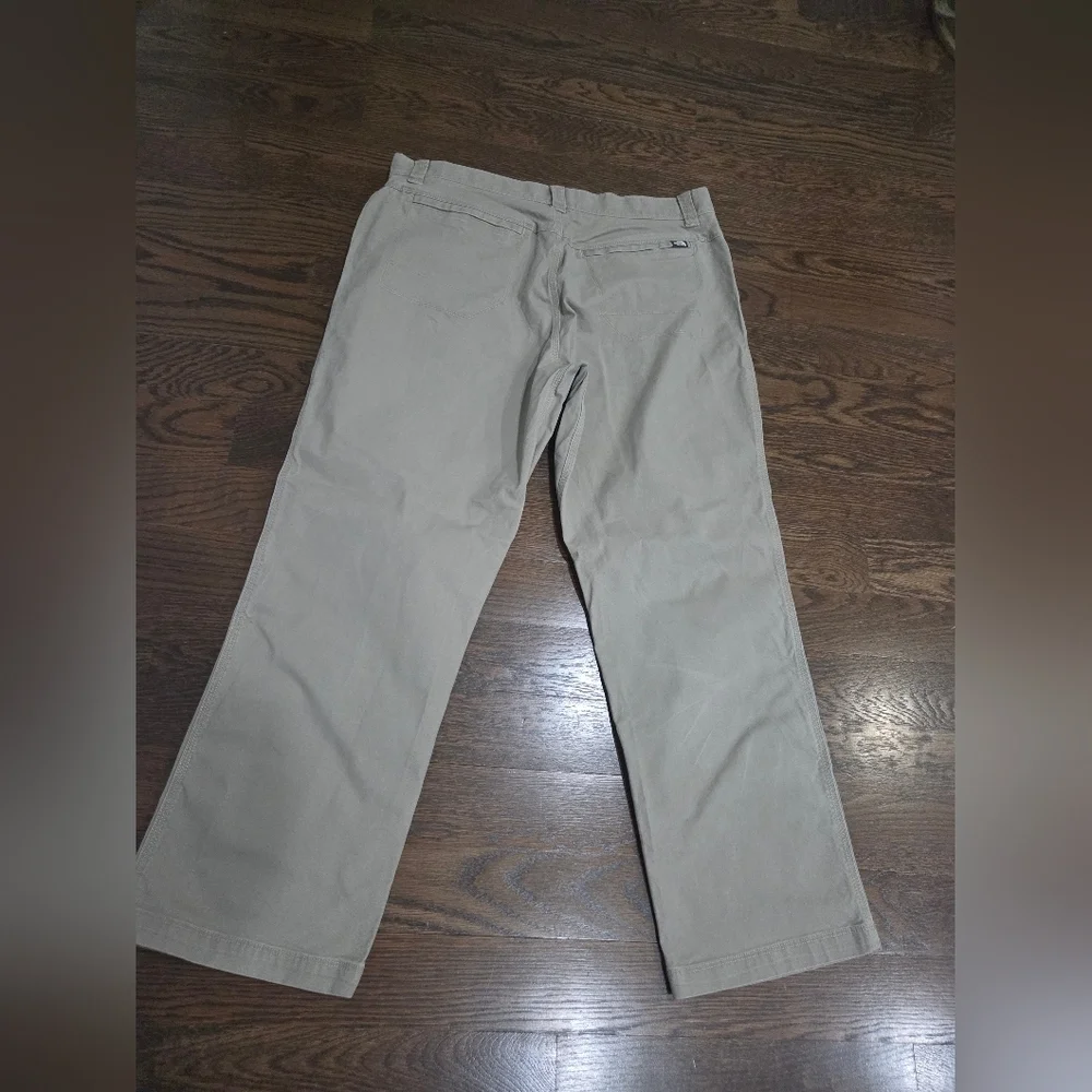 The North Face Men's Classic Straight Fit Khaki Pants Sz.40